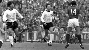Φραντς Μπεκενμπάουερ (στη μέση). 103 συμμετοχές σε αγώνες της Εθνικής Γερμανίας, ευρωπαίος πρωταθλητής το 1972 and παγκόσμιος πρωταθλητής το 1974.  